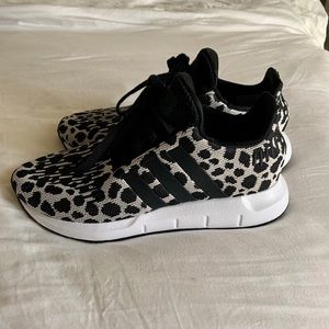 Addidas Swift Run leopard tennis shoes